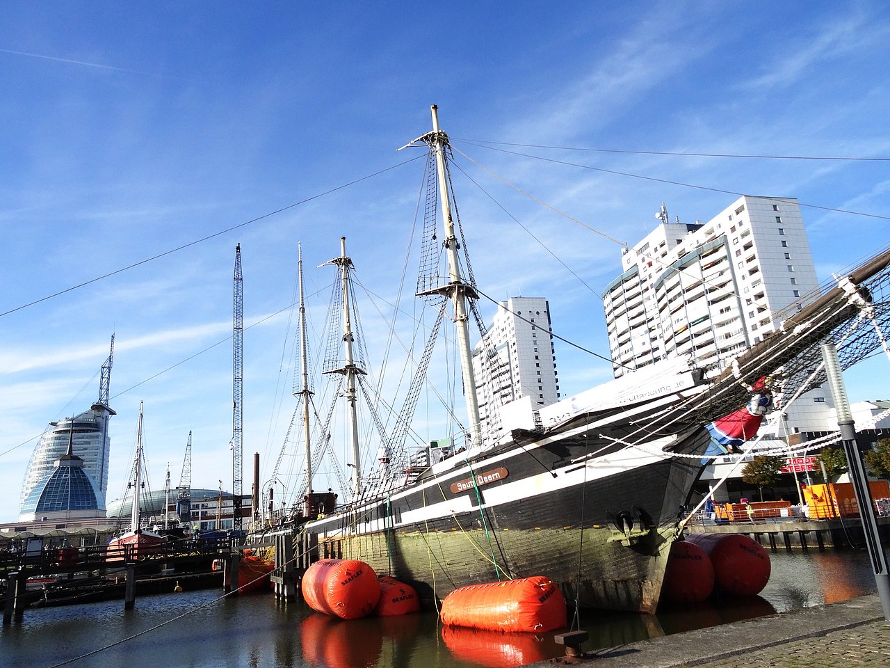 On Sunday, BVT Chartering und Logistics GmbH were successful in raising the Seute Deern, which had sunk in the Bremerhaven museum port.